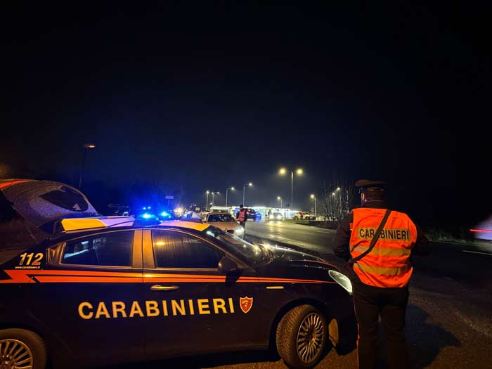 Controlli dei carabinieri sulle strade di Reggio Emilia: 2 patenti ritirate e una quindicina di grammi droga sequestrati