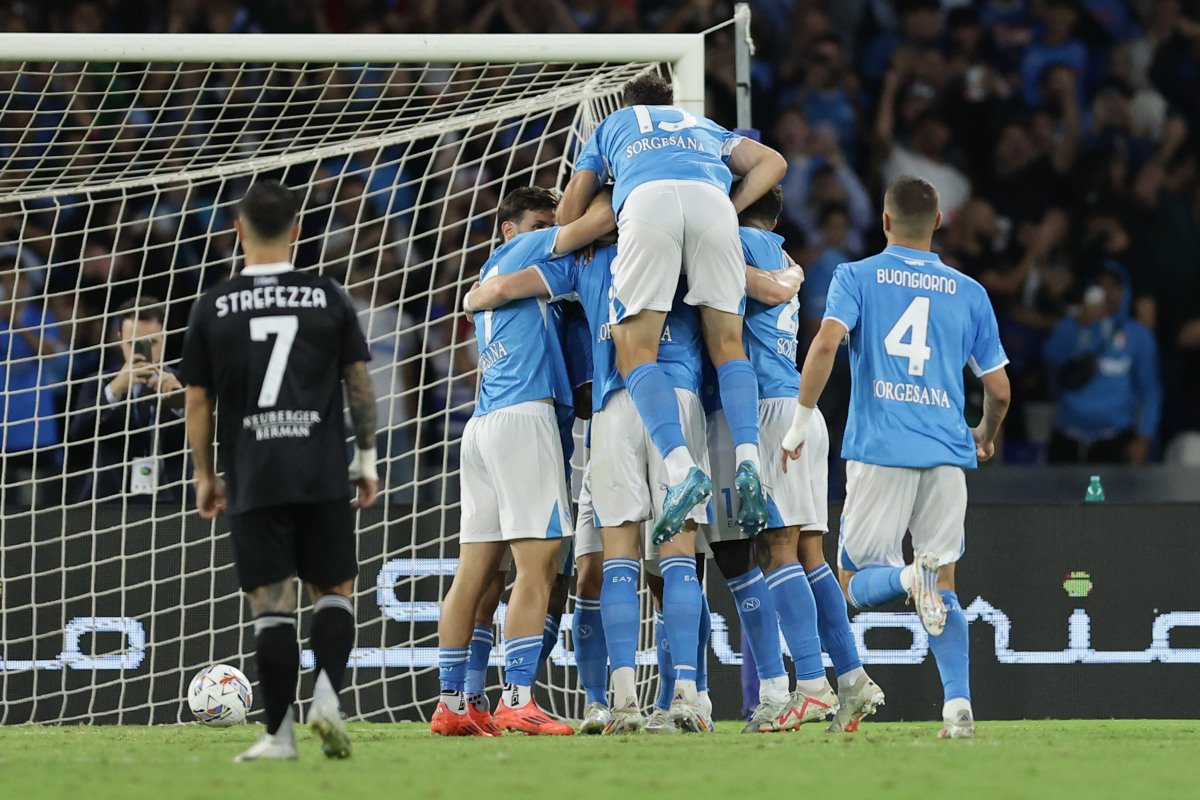 Il Napoli batte 3-1 il Como e conserva il primato solitario