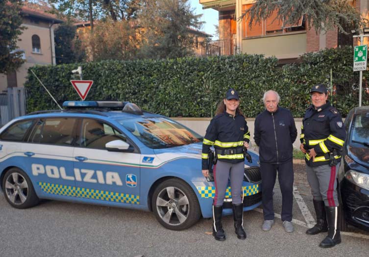 Agenti della Polizia Stradale di Reggio Emilia soccorrono anziano che vagava spaesato in Autostrada