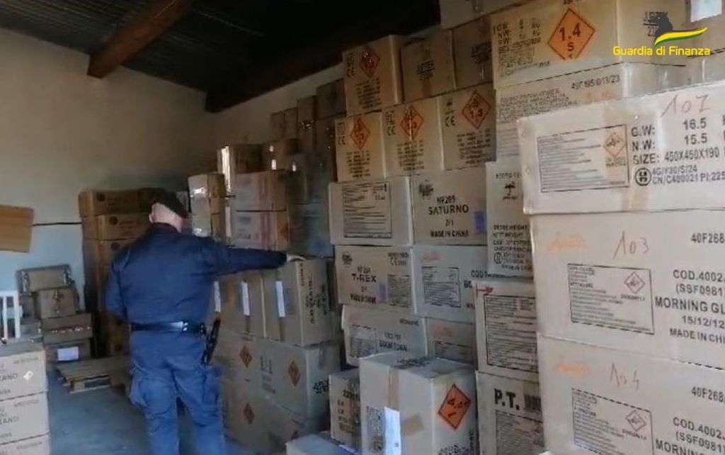 Sequestrati 2 milioni di fuochi d’artificio illegali nel cosentino