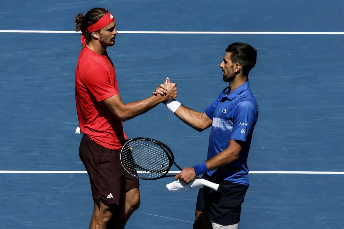 Djokovic si ritira dopo un set, Zverev in finale a Melbourne