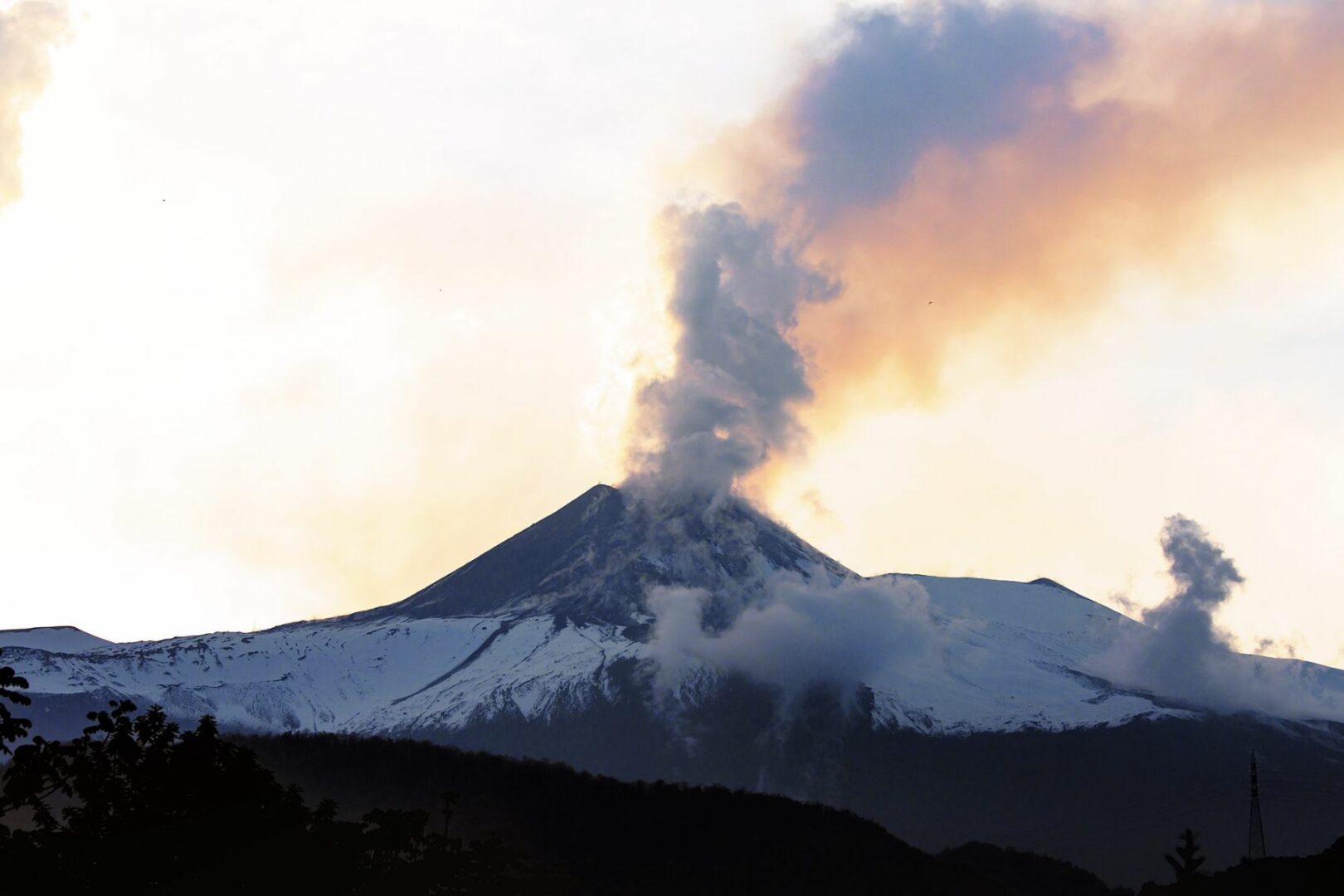 Eruzione dell’Etna, parziale ripristino dei voli in arrivo a Catania