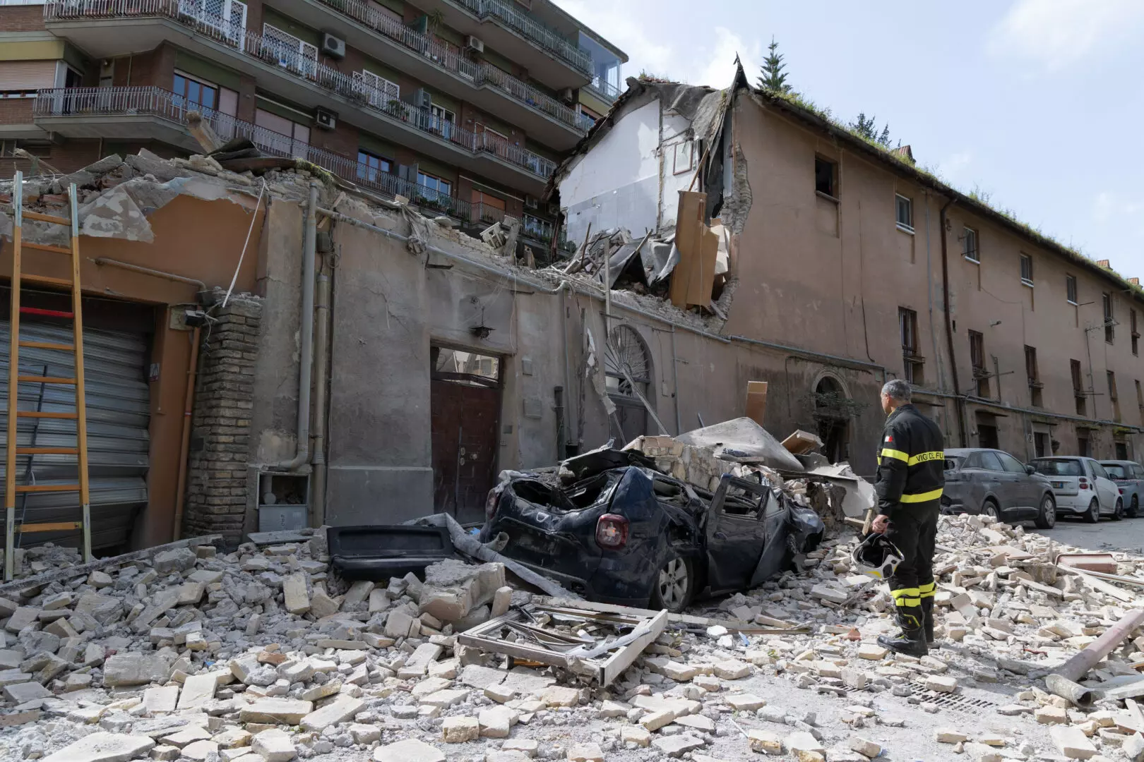 Roma, crolla una palazzina a Monteverde, tratto in salvo un uomo